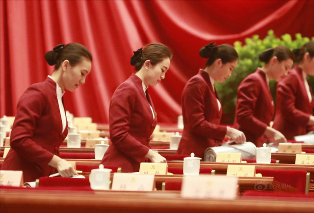 人民大會(huì)堂禮儀服務(wù)員選拔 為何四年一換且非北京本地人？